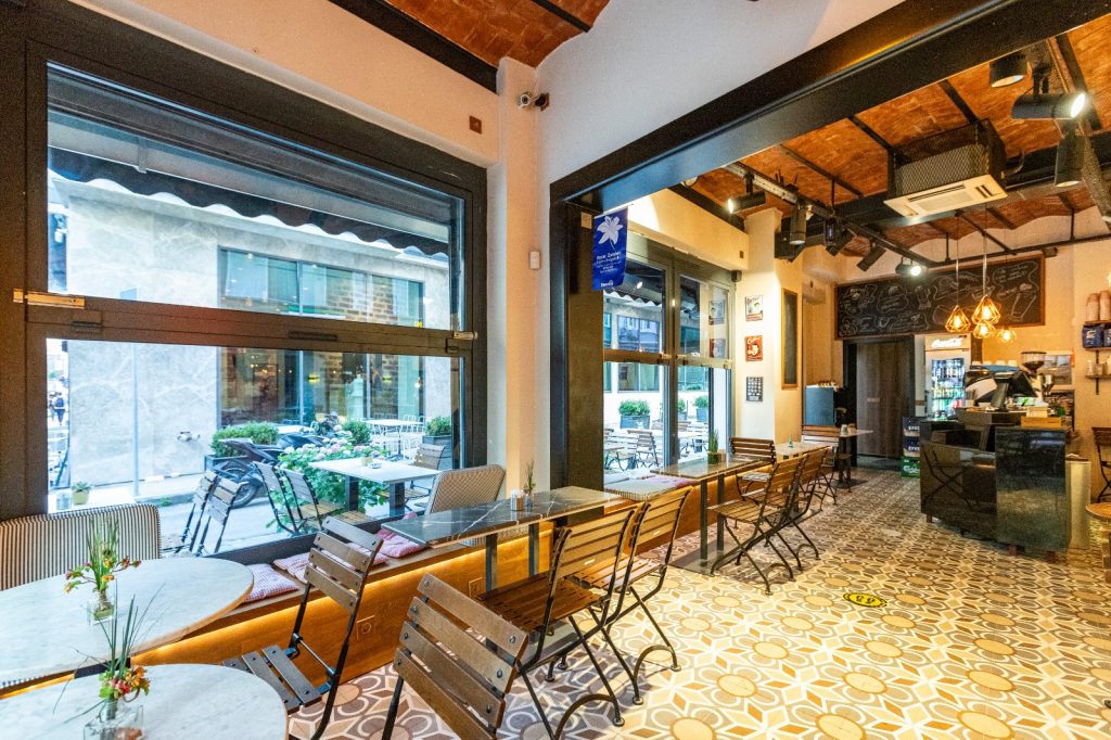 L'intérieur du café Dreikopf Coffee à Istanbul