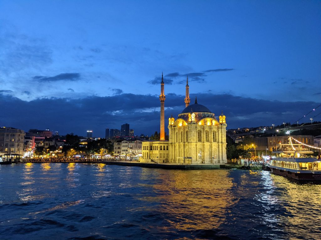 La Mosquée d'Ortaköy au bord du Bosphore à Istanbul