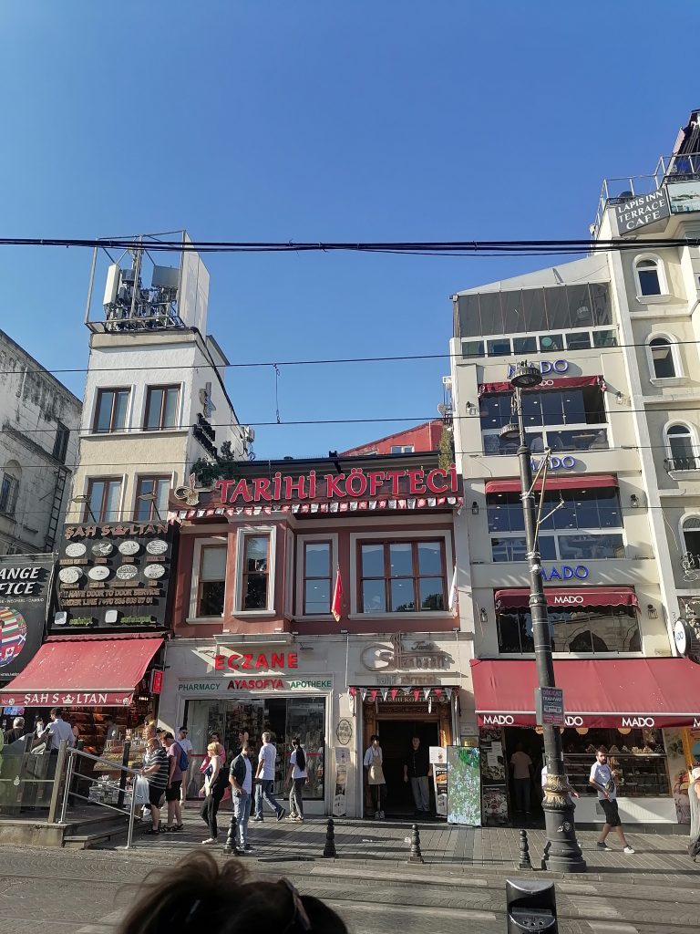 Un plat au restaurant Sultanbahti Köftecisi à Istanbul