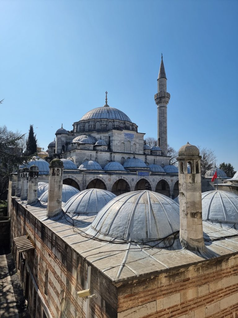 Vue depuis le logement d'Erwan à Istanbul, avec la Mosquée Sokollu Mehmet Pacha