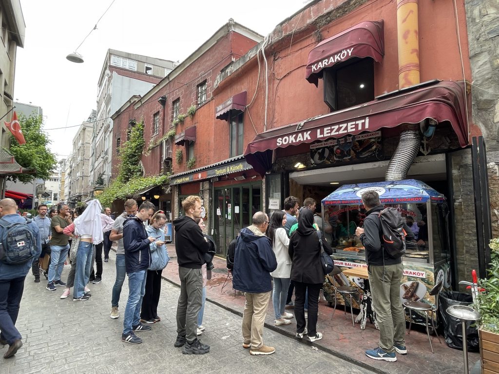 La file d'attente devant le stand Sokak Lezzeti Tarihi Balık Dürümcü Mehmet Usta à Istanbul
