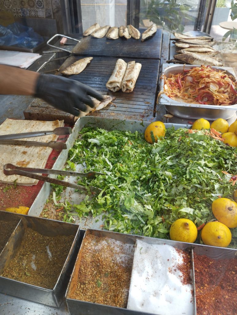 Le stand de poisson-sandwich Sokak Lezzeti Tarihi Balık Dürümcü Mehmet Usta à Istanbul