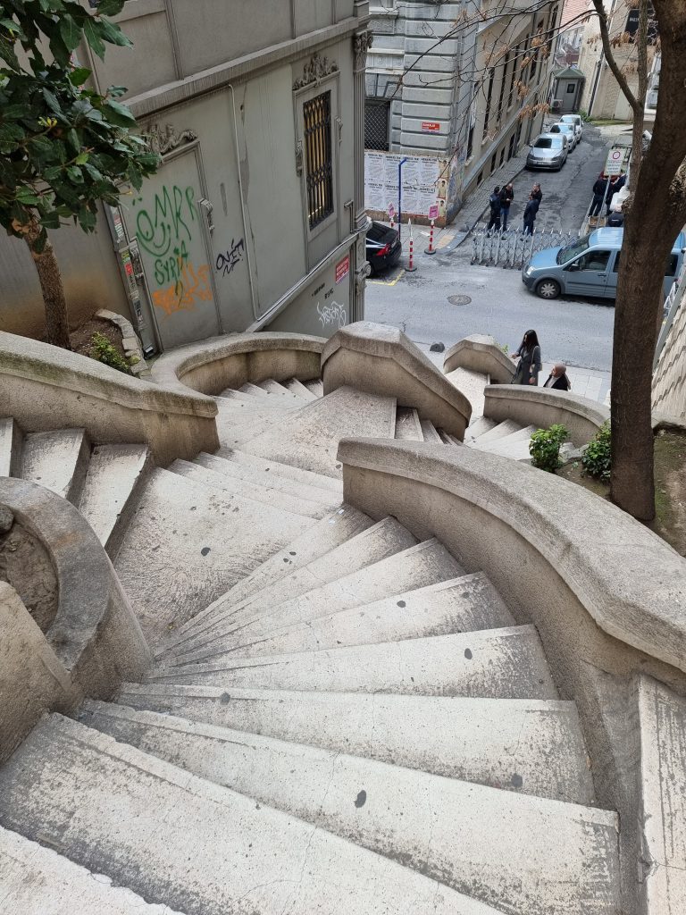 Vue rapprochée des escaliers Kamondo à Istanbul